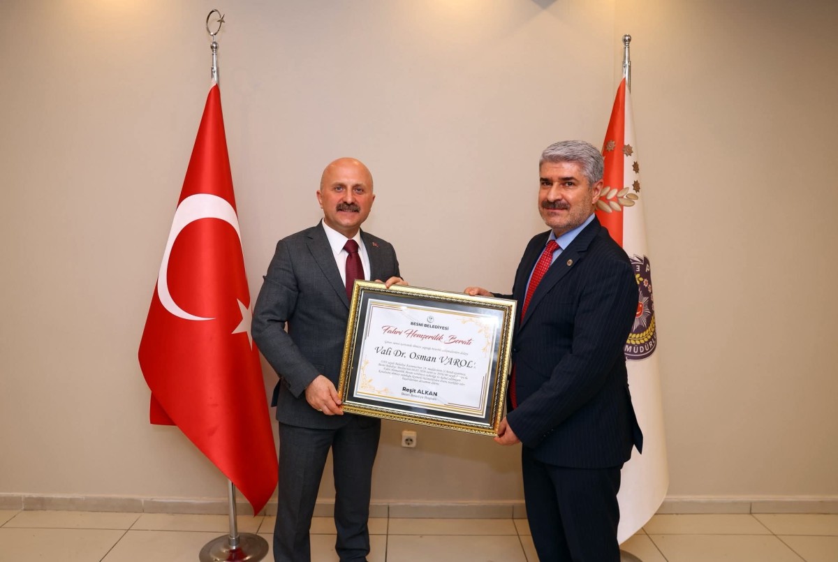 BESNİ BELEDİYESİ’NDEN VALİ DR. OSMAN VAROL’A FAHRİ HEMŞEHRİLİK BERATI